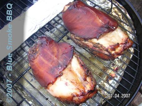 Foto van warm gerookte varkenshielen op de barbecue door R.A.